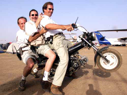 バイクの三人乗りではしゃぐＴＳＯ。
